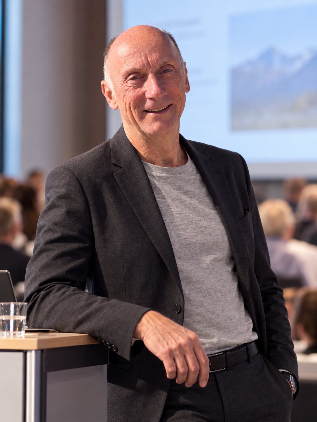 Ralf auf einer Konferenzbühne