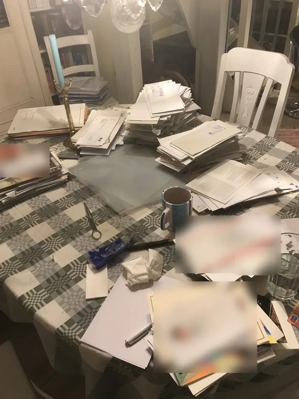 Esstisch voller sortierter Briefstapel und Unterlagen während des Aufräumens