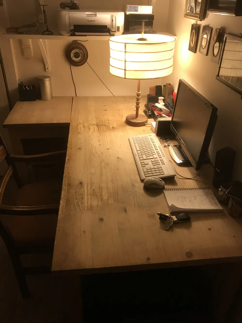 Aufgeräumter Schreibtisch mit Bildschirm, Tastatur und Lampe, ohne Papierstapel