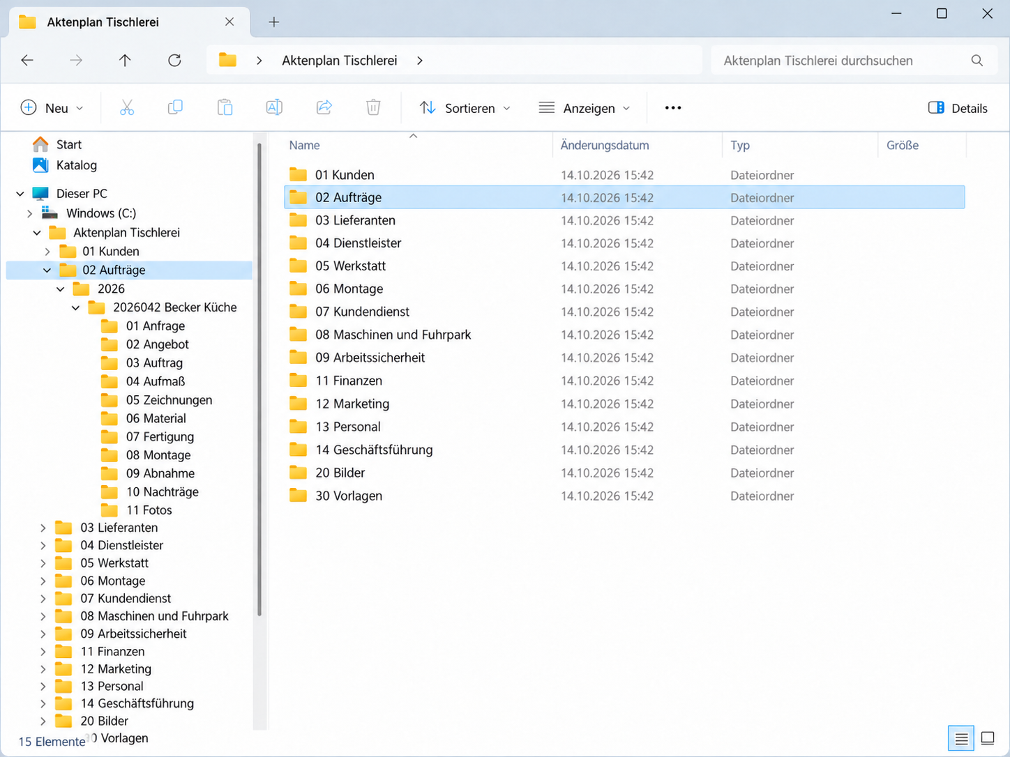 Aktenplan einer Tischlerei im Windows-Explorer mit 15 Hauptordnern von 01 Kunden bis 30 Vorlagen. Links ist 02 Aufträge aufgeklappt bis zum Auftragsordner 2026042 Becker Küche im Jahresordner 2026, mit den Unterordnern 01 Anfrage bis 11 Fotos.